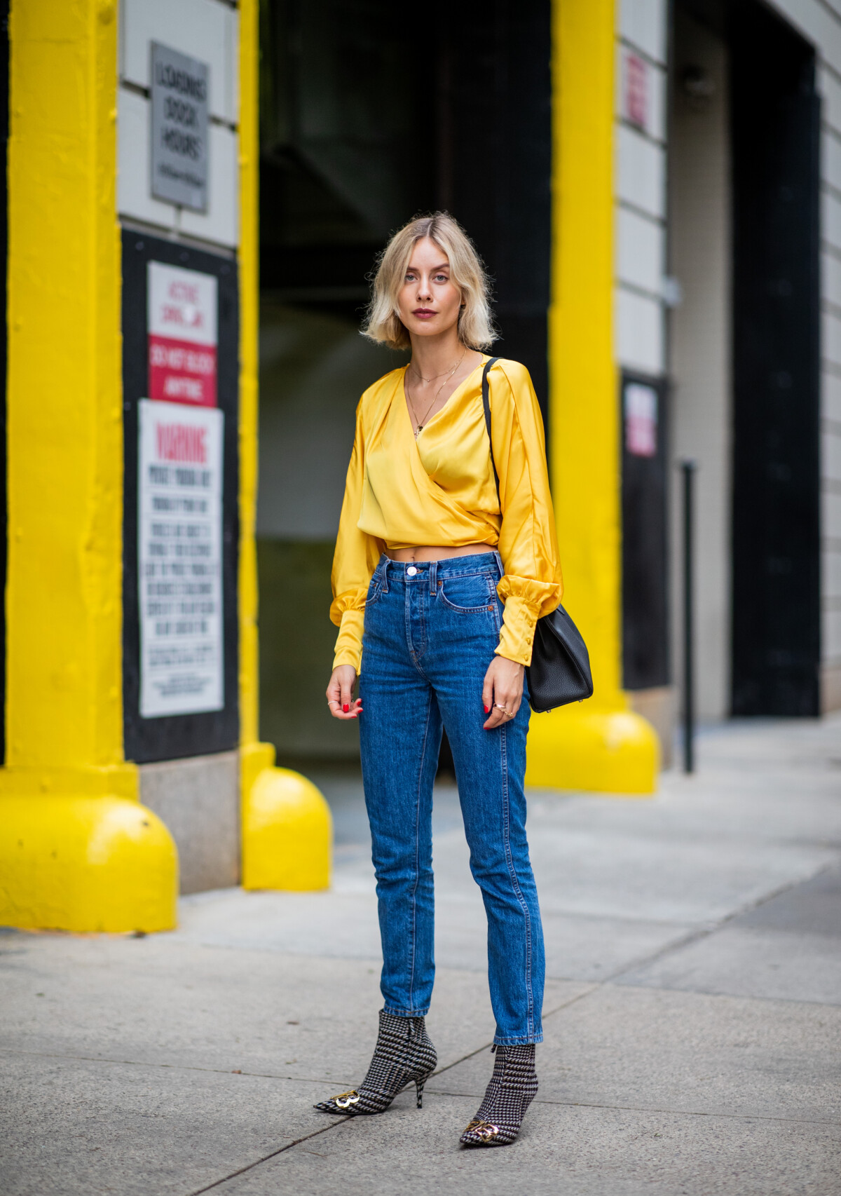 Look Calça Amarela Feminino