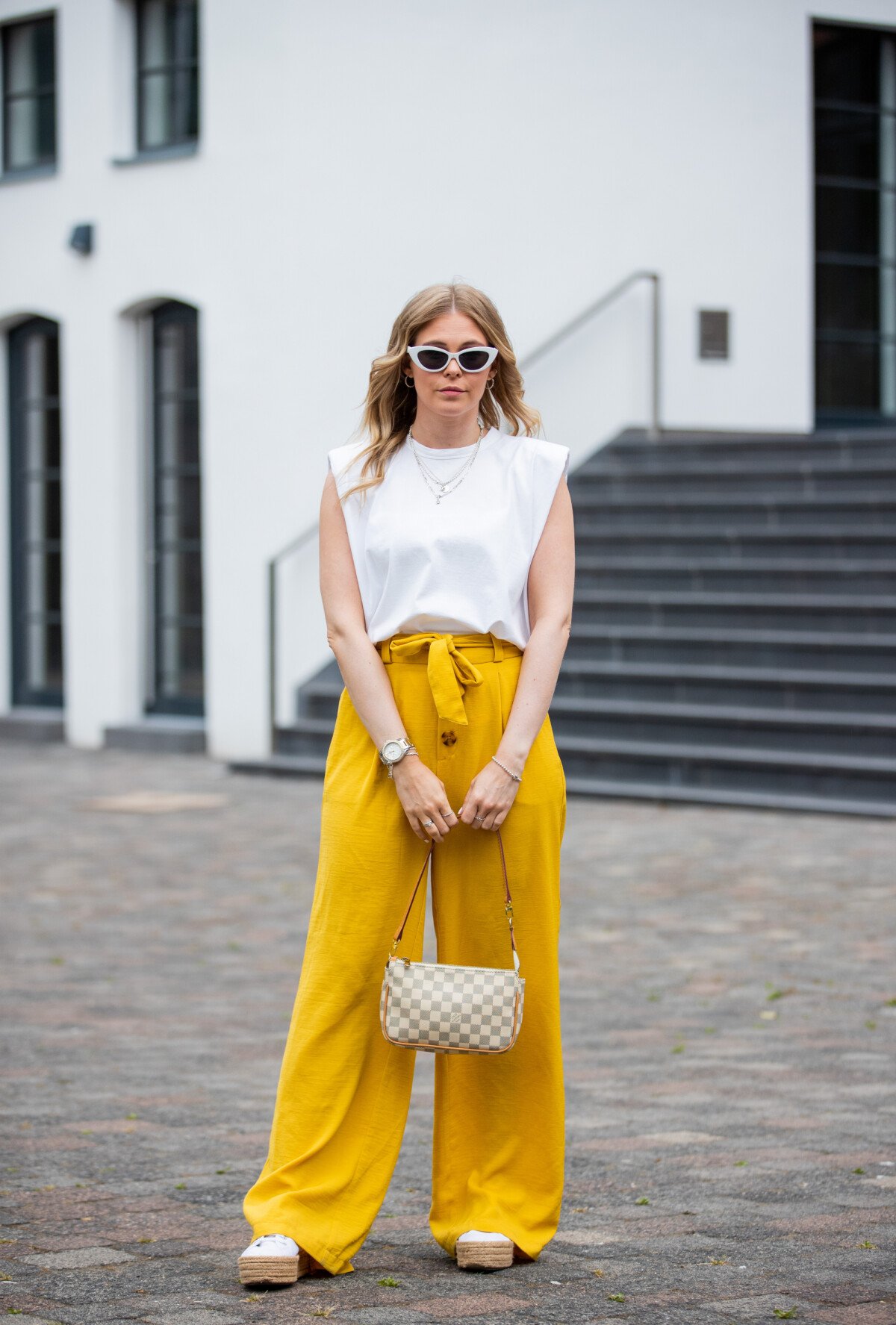 Look Calça Amarela Feminino