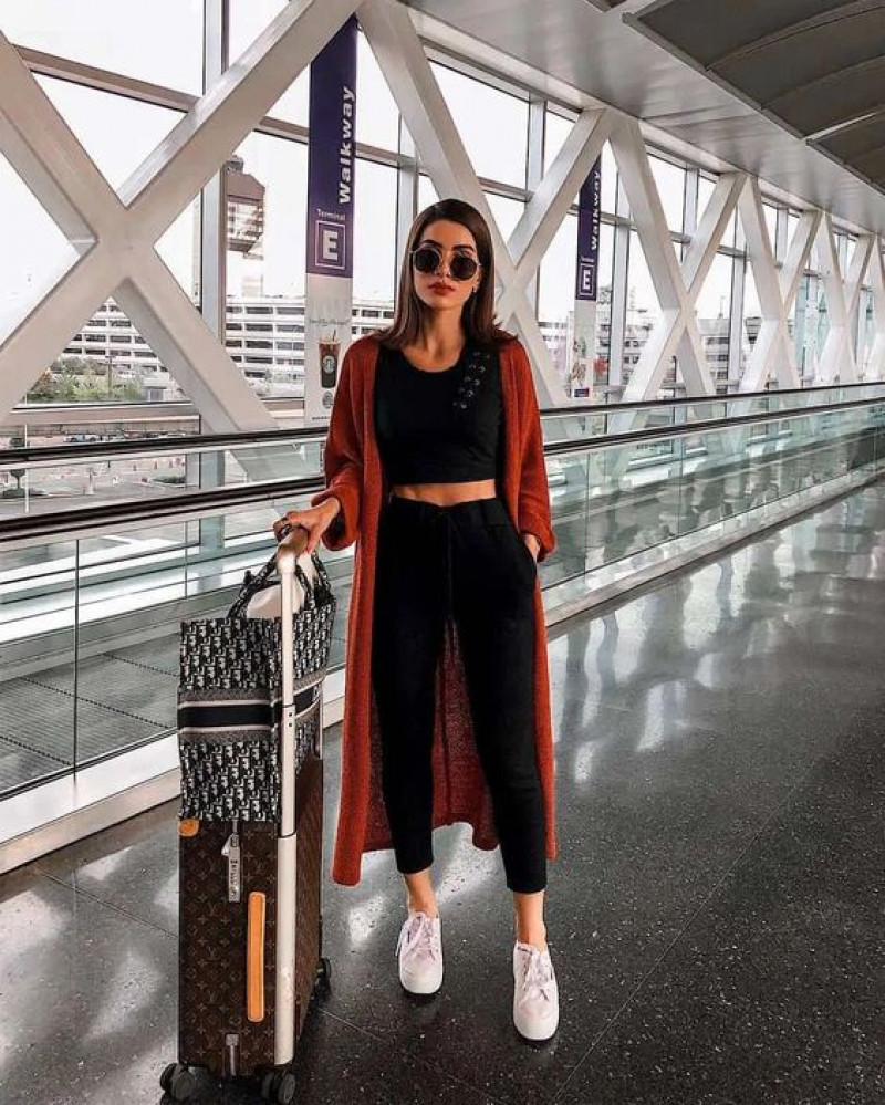 women's airport look