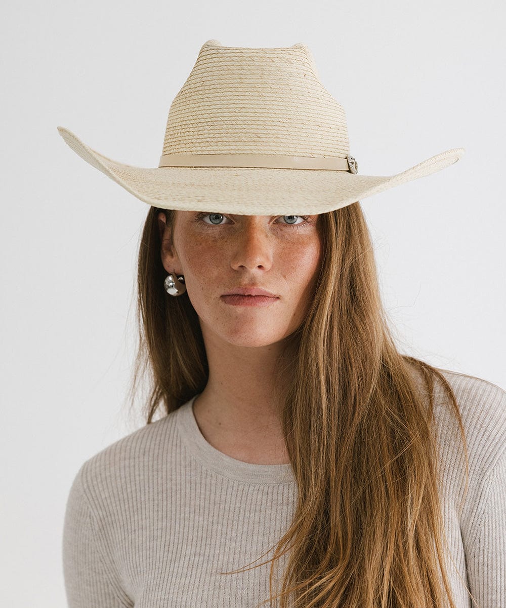 feminine look with straw hat