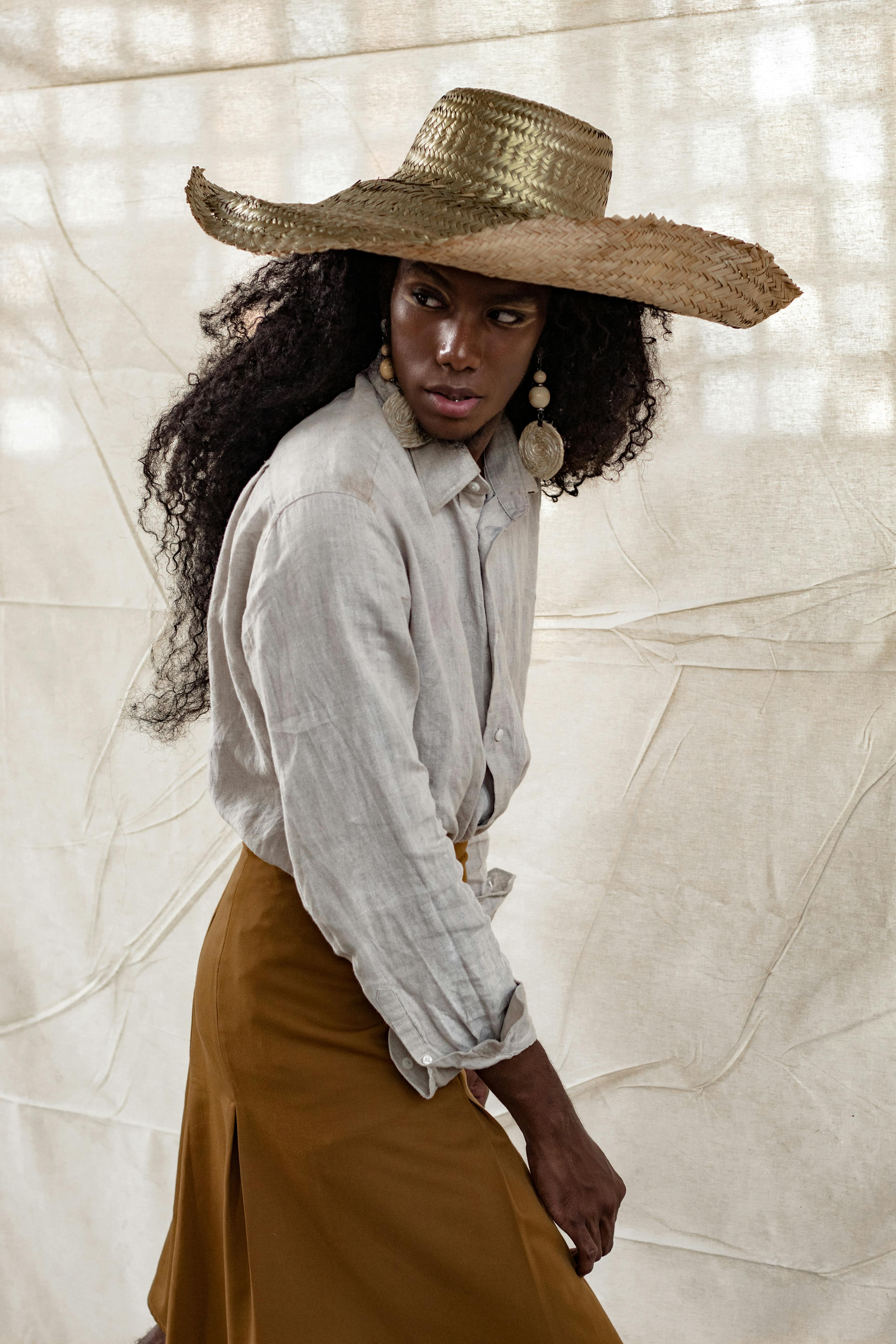 feminine look with straw hat