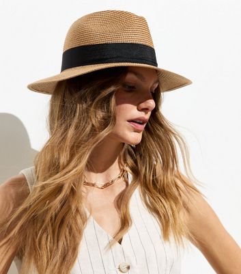 feminine look with straw hat