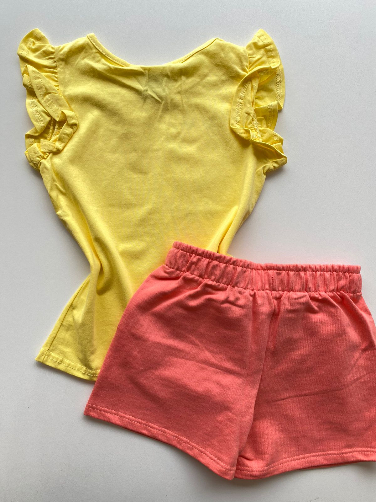 Ideias de Look Com Short Amarelo Feminino