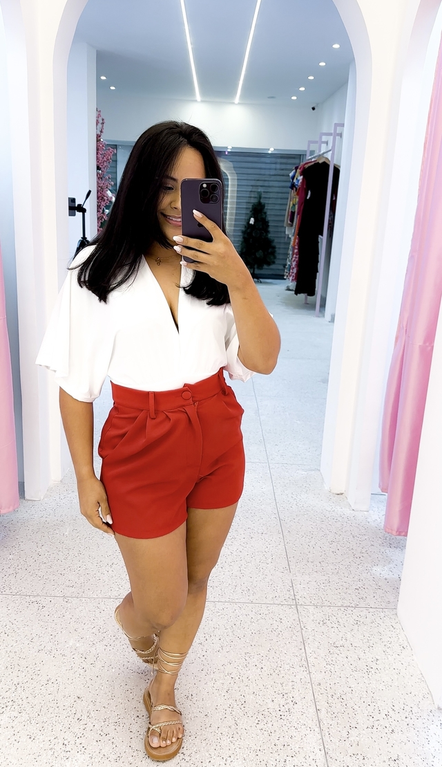 Ideias de Look Com Short Vermelho Feminino