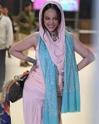 fashion woman look with pashmina